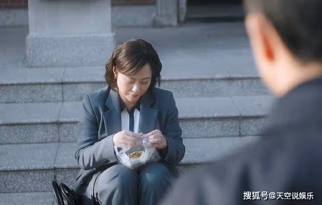 《熟年》在民政局門口,大口啃煎餅的張春梅,把婚姻的隱忍全暴露了