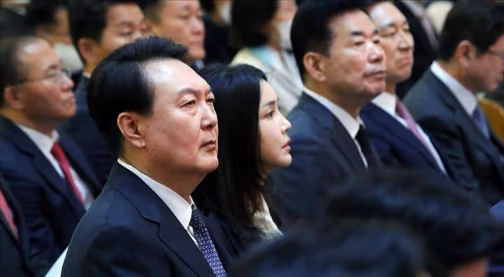韓國第一夫人彌撒美和大家應接不暇!戴上超大戒指變女神,神殿里的精彩