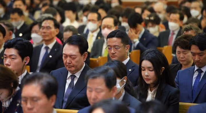 韓國第一夫人彌撒美和大家應接不暇!戴上超大戒指變女神,神殿里的精彩