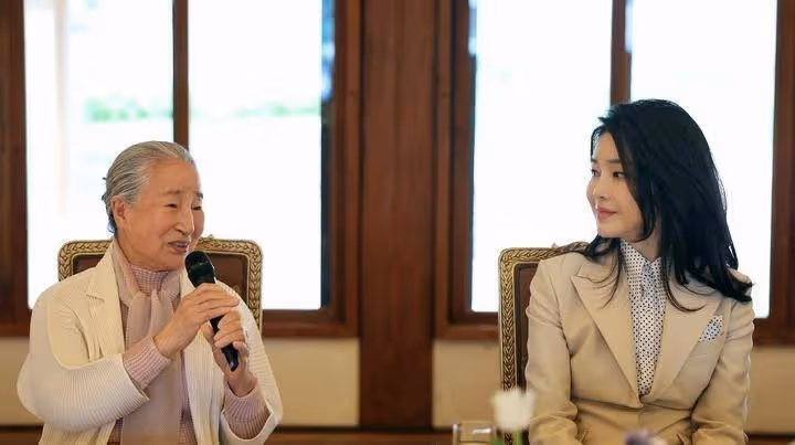 韓國第一夫人彌撒美和大家應接不暇！戴上超大戒指變女神，神殿里的精彩