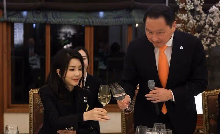 韓國第一夫人彌撒美和大家應接不暇！戴上超大戒指變女神，神殿里的精彩