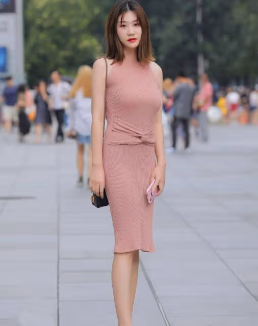 擁有s身材的小姐姐，一件粉色修身連衣裙，展現曼妙的身姿