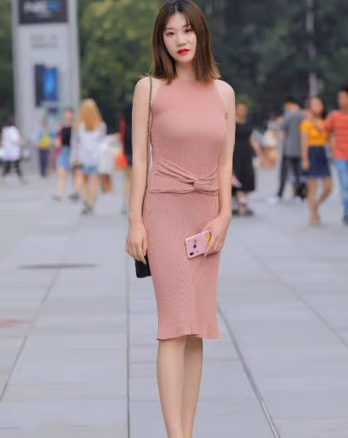 擁有s身材的小姐姐，一件粉色修身連衣裙，展現曼妙的身姿