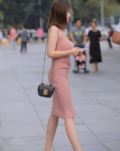 擁有s身材的小姐姐，一件粉色修身連衣裙，展現曼妙的身姿