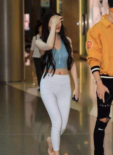 擁有s身材的小姐姐，一件粉色修身連衣裙，展現曼妙的身姿