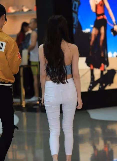 擁有s身材的小姐姐,一件粉色修身連衣裙,展現曼妙的身姿