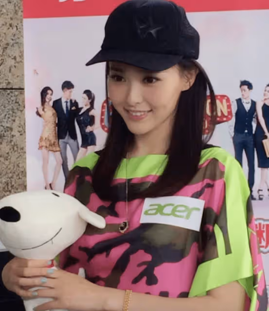 職高同桌曬與唐嫣昔日合照,憶23年前追星趣事,16歲糖糖判若兩人