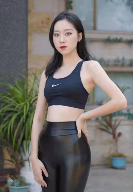 體態輕盈的「無痕皮褲」女子，妝容冷艷，盡顯柳腰細腿的曼妙姿態
