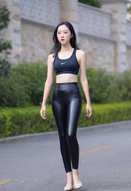 體態輕盈的「無痕皮褲」女子，妝容冷艷，盡顯柳腰細腿的曼妙姿態