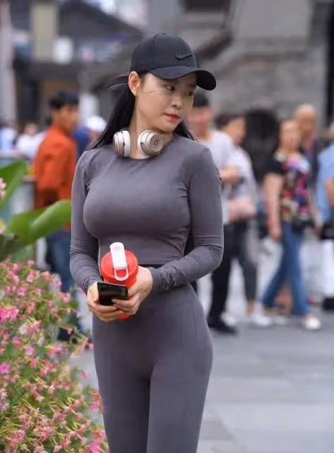 運動裝怎麼穿好看？束腰的版型讓你賺足回頭率，盡顯曼妙迷人身材