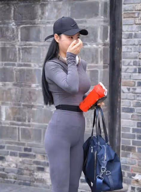 運動裝怎麼穿好看？束腰的版型讓你賺足回頭率，盡顯曼妙迷人身材