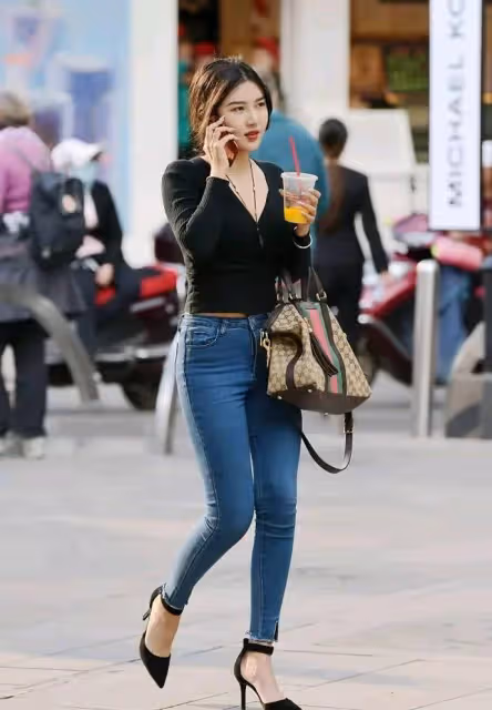 女神高階穿搭「氣質爆棚」牛仔褲，凸顯曼妙線條，賺足回頭率！