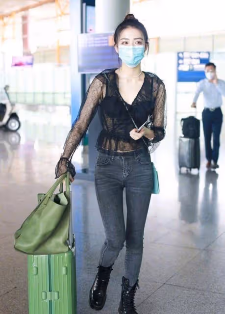 身穿黑色時尚上衣女人味十足,緊身牛仔褲凸顯曼妙身材,太魅惑