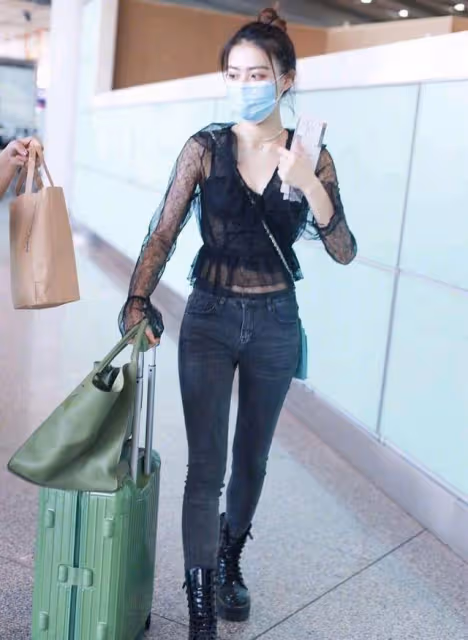 身穿黑色時尚上衣女人味十足,緊身牛仔褲凸顯曼妙身材,太魅惑