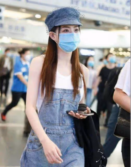 身穿黑色時尚上衣女人味十足,緊身牛仔褲凸顯曼妙身材,太魅惑