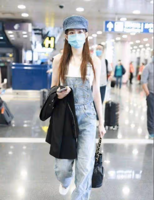 身穿黑色時尚上衣女人味十足,緊身牛仔褲凸顯曼妙身材,太魅惑