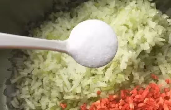 炸蘿蔔丸子放些剩米飯，簡直好吃炸了