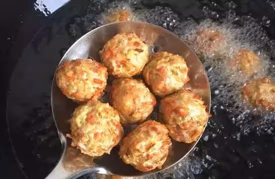 炸蘿蔔丸子放些剩米飯，簡直好吃炸了