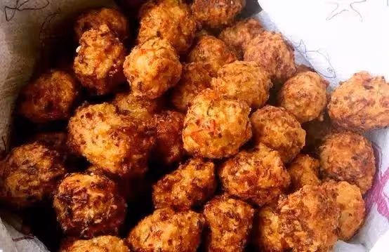 炸蘿蔔丸子放些剩米飯，簡直好吃炸了