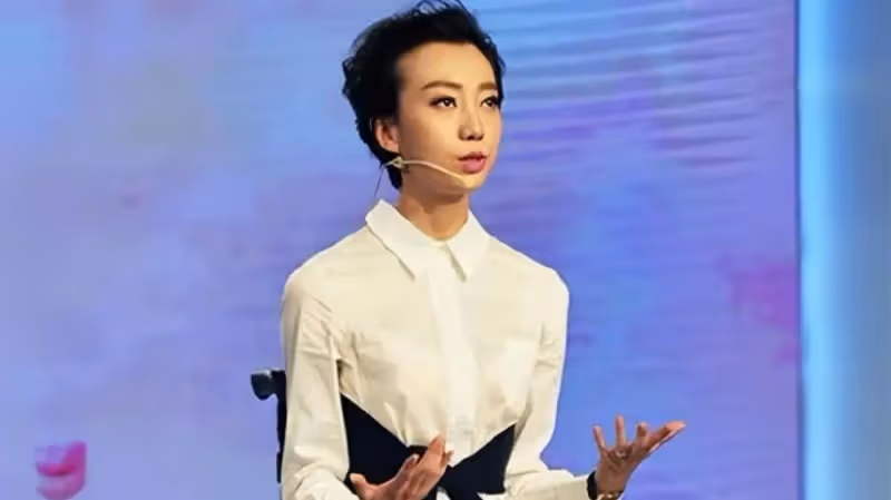 事實證明，那個讓張藝謀愧疚一生的女人，已經走上了另一條大道