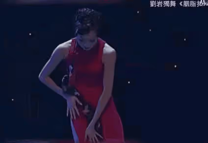 事實證明,那個讓張藝謀愧疚一生的女人,已經走上了另一條大道