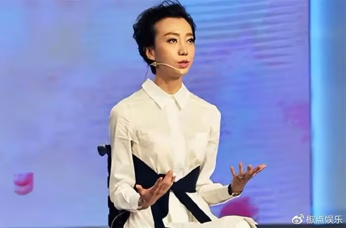 事實證明,那個讓張藝謀愧疚一生的女人,已經走上了另一條大道