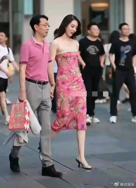 董小姐更多艷照流出,95後白富美,十萬零花錢,難怪胡總會喜歡