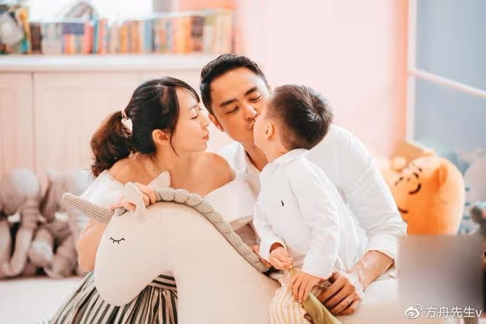 明道一家三口逛街被拍,老婆7個月孕肚超大,3歲兒子帥氣像爸爸