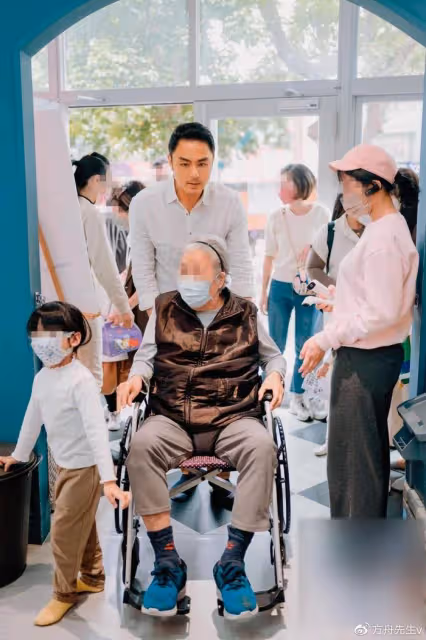 明道一家三口逛街被拍,老婆7個月孕肚超大,3歲兒子帥氣像爸爸