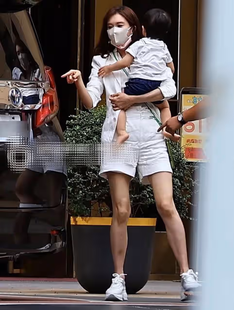 林志玲一家三口同框首曝光,1歲混血兒子帥氣可愛,婆媳相處融洽