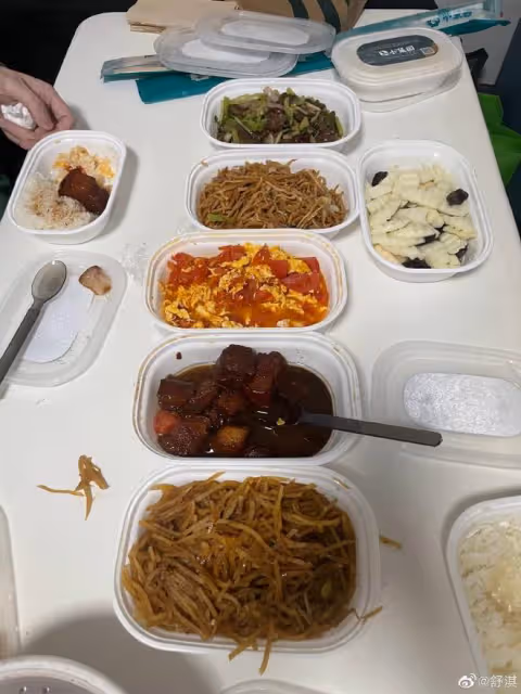 47歲舒淇為保持身材,滿桌美食一個口不敢吃,懟臉翻白眼超可愛