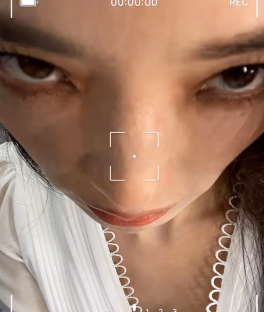 47歲舒淇為保持身材,滿桌美食一個口不敢吃,懟臉翻白眼超可愛