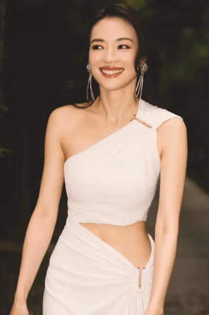 47歲舒淇為保持身材,滿桌美食一個口不敢吃,懟臉翻白眼超可愛