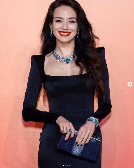 47歲舒淇為保持身材,滿桌美食一個口不敢吃,懟臉翻白眼超可愛