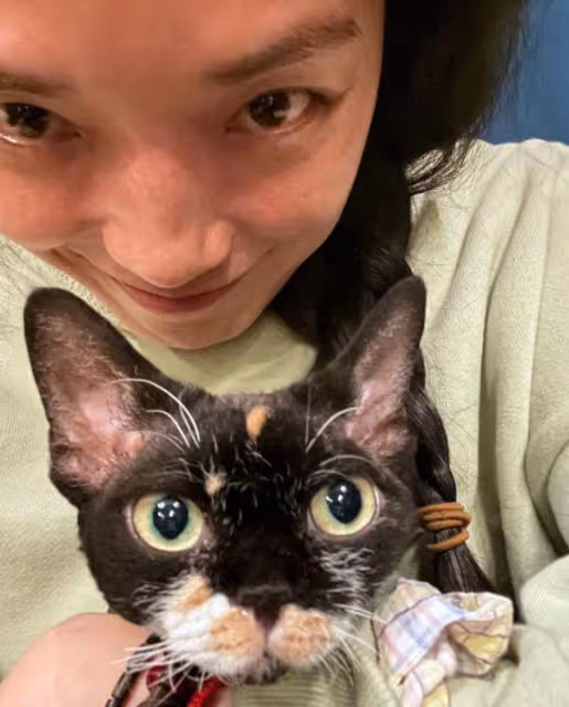 47歲舒淇為保持身材,滿桌美食一個口不敢吃,懟臉翻白眼超可愛