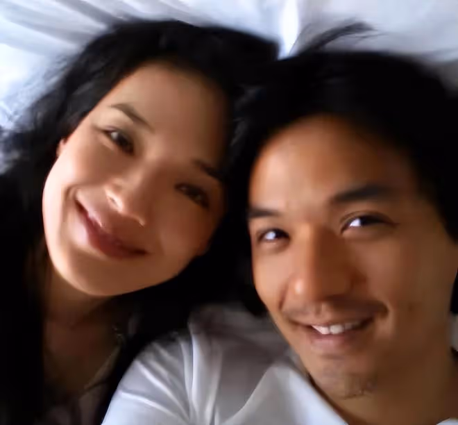 47歲舒淇為保持身材,滿桌美食一個口不敢吃,懟臉翻白眼超可愛