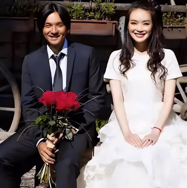 47歲舒淇為保持身材,滿桌美食一個口不敢吃,懟臉翻白眼超可愛