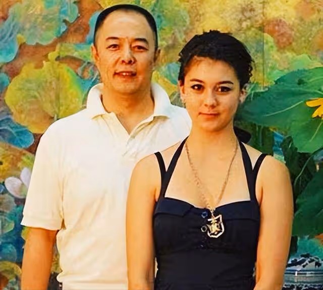 坐擁豪宅富婆相伴,被網友嘲諷入籍英國的張鐵林,如今依然瀟灑
