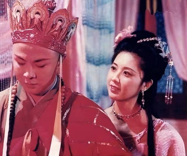 女兒國國王誰更美?朱琳端莊,胡靜霸氣,舒暢趙麗穎像嬌俏女孩