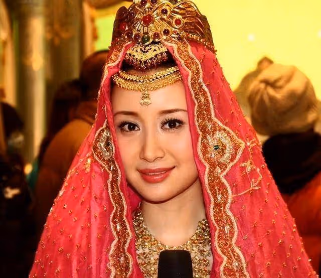 女兒國國王誰更美?朱琳端莊,胡靜霸氣,舒暢趙麗穎像嬌俏女孩