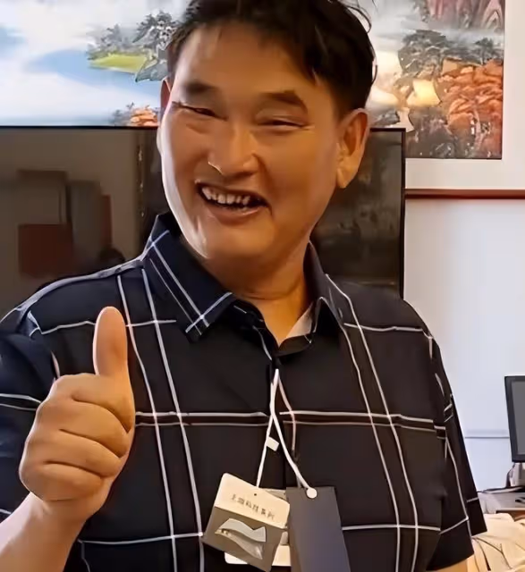 陳萌帶倆娃回北京,無特效正臉曝光神似朱小偉,夏天蓋棉被引爭議