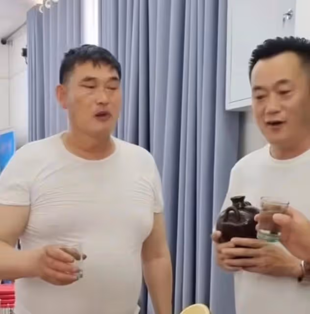 網紅大衣哥:被酒公司請到工廠品嘗新品,不料只會說一句好吃好喝