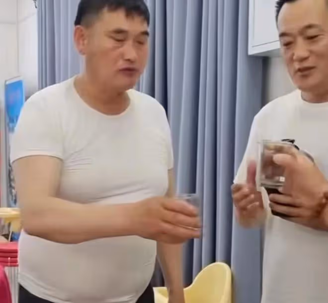 網紅大衣哥:被酒公司請到工廠品嘗新品,不料只會說一句好吃好喝