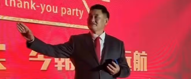 網紅大衣哥：被酒公司請到工廠品嘗新品，不料只會說一句好吃好喝