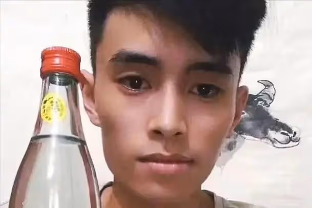 26歲網紅中原黃哥直播中拼酒猝死,曾稱錢比命重要,老婆悲痛發聲