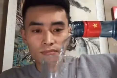 26歲網紅中原黃哥直播中拼酒猝死,曾稱錢比命重要,老婆悲痛發聲