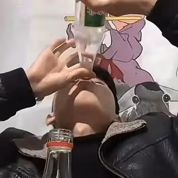 26歲網紅中原黃哥直播中拼酒猝死,曾稱錢比命重要,老婆悲痛發聲