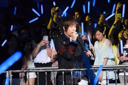 五月天惹眾怒!邀華晨宇出席演唱會,退票潮湧現,現場一度失控!