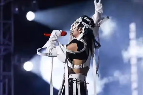 五月天惹眾怒!邀華晨宇出席演唱會,退票潮湧現,現場一度失控!