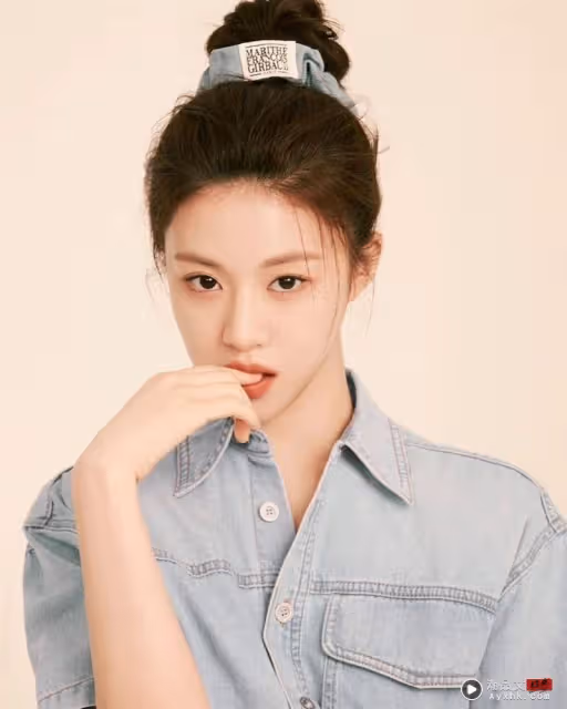 Beauty潮品文/Jennie麻花馬尾太減齡!2023明星「夏季綁發圖鑑」必學